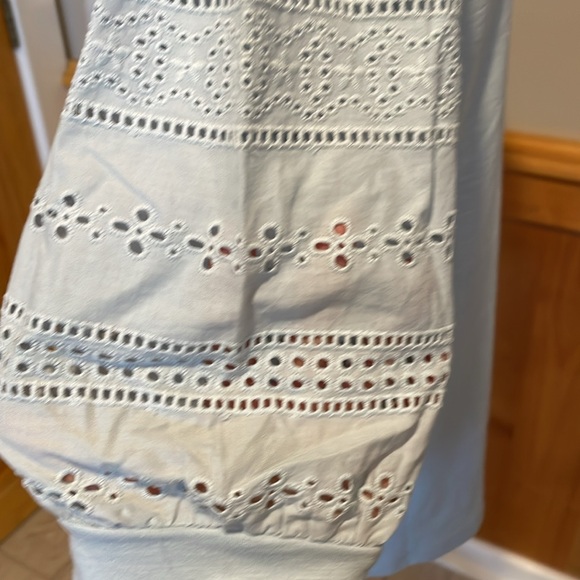 Lace sleeved v-neck top - Picture 5 of 7